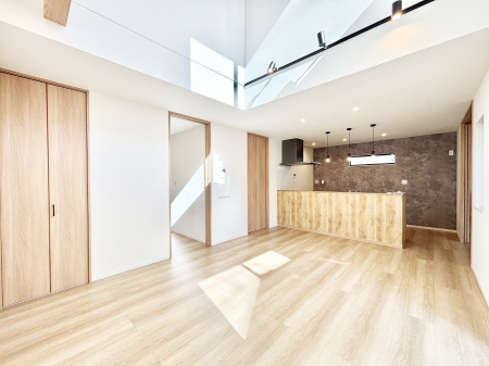 ���r���O ���Ƒ��̓��₩�Șb�����ŕ�܂�閾�邢���r���O