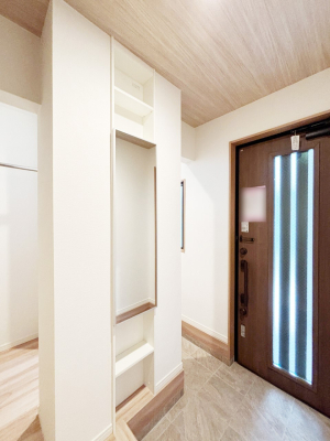 ���� �K���X�X���b�g�̓��������փh�A�������Ɍ���͂��Ă���܂�