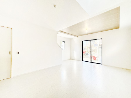 ���r���O ���Ƒ������R�ƏW�܂�A���₩�ȏ΂����ŕ�܂��e���̋�ԂɂȂ肻���ł��ˁI