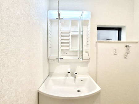 ���̑����� �O�ʋ��̗��ɁA���ϕi��q���p�i�Ȃǂ����[�\�B���ʑ����������ƕۂ��܂��I