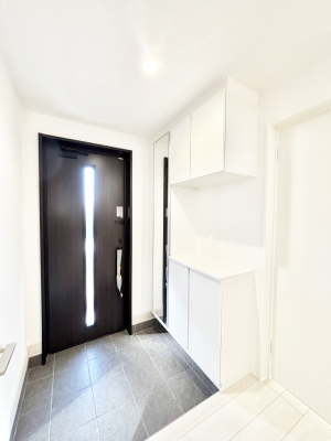 ���� �K���X�X���b�g�̓��������փh�A�������Ɍ���͂��Ă���܂�