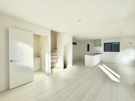 ���r���O ���Ƒ��̓��₩�Șb�����ŕ�܂�閾�邢���r���O