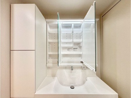 ���̑����� �O�ʋ��̗��ɁA���ϕi��q���p�i�Ȃǂ����[�\�B���ʑ����������ƕۂ��܂��I