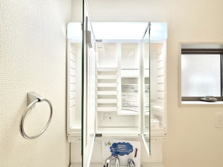 ���̑����� �O�ʋ��̗��ɁA���ϕi��q���p�i�Ȃǂ����[�\�B���ʑ����������ƕۂ��܂��I