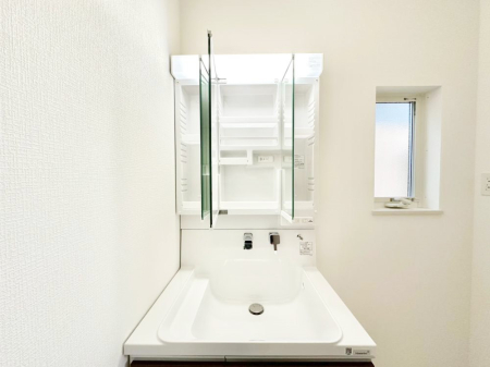 ���̑����� �O�ʋ��̗��ɁA���ϕi��q���p�i�Ȃǂ����[�\�B���ʑ����������ƕۂ��܂��I