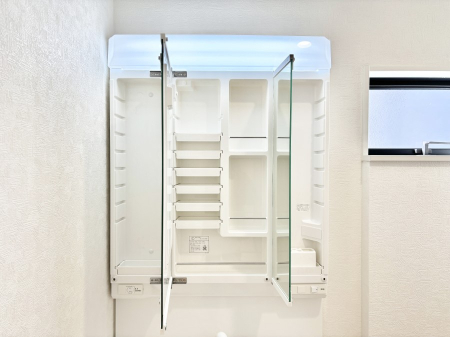 ���ʑ�E���ʏ� �O�ʋ��̗��ɁA���ϕi��q���p�i�Ȃǂ����[�\�B���ʑ����������ƕۂ��܂��I  