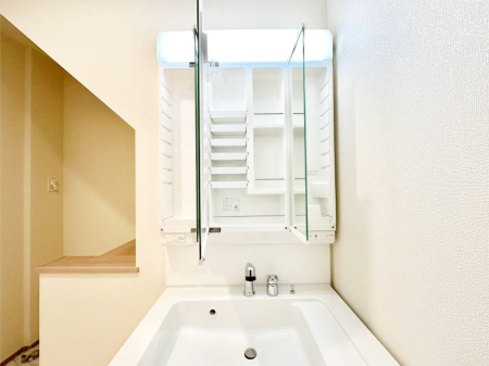 ���̑����� �O�ʋ��̗��ɁA���ϕi��q���p�i�Ȃǂ����[�\�B���ʑ����������ƕۂ��܂��I