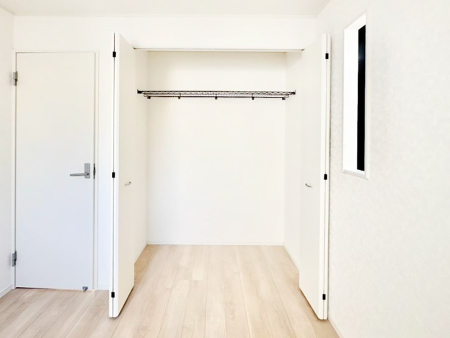 ���[ �m���̃N���[�[�b�g�B���s��������̂Ō���̈ߗނ�����������܂�܂��B