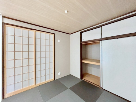 ���̑����� ���r���O�Ɨׂ荇���Ă���a���B�ق��ƈꑧ�ł���a�̋�Ԃ��Y�ꂸ�ɁB 