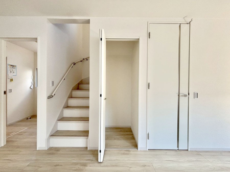 ���̑����� ���r���O���[�B�����Ɏ��[������ƕ����W�܂�LDK���X�b�L���Еt�������ł��ˁB  