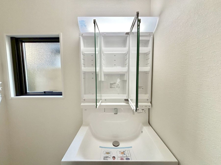 ���̑����� �O�ʋ��̗��ɁA���ϕi��q���p�i�Ȃǂ����[�\�B���ʑ����������ƕۂ��܂��I