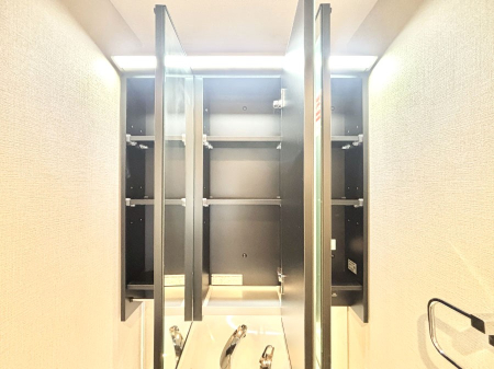 ���̑����� �O�ʋ��̗��ɁA���ϕi��q���p�i�Ȃǂ����[�\�B���ʑ����������ƕۂ��܂��I