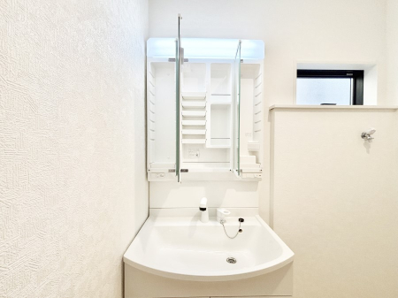 ���̑����� �O�ʋ��̗��ɁA���ϕi��q���p�i�Ȃǂ����[�\�B���ʑ����������ƕۂ��܂��I