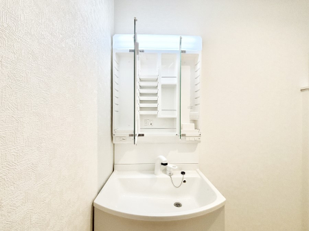 ���̑����� �O�ʋ��̗��ɁA���ϕi��q���p�i�Ȃǂ����[�\�B���ʑ����������ƕۂ��܂��I