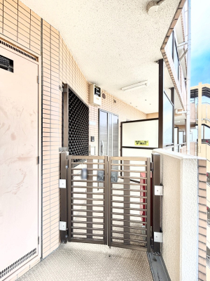 ���� ���փh�A�̑O������ŋ�؂�ꂽ�|�[�`�B�v���C�o�V�[������Ėh�Ɩʂ����S�ł��B