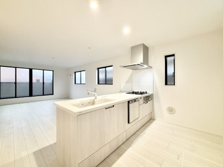 �L�b�`�� �u�₩�ȕ����ʂ蔲����L�b�`���B��������̂Ŗ��邭���C�ɂ��𗧂��܂��B 