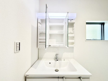 ���̑����� �O�ʋ��̗��ɁA���ϕi��q���p�i�Ȃǂ����[�\�B���ʑ����������ƕۂ��܂��I