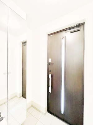 ���� �K���X�X���b�g�̓��������փh�A�������Ɍ���͂��Ă���܂�