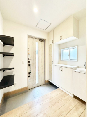 ���� �K���X�X���b�g�̓��������փh�A�������Ɍ���͂��Ă���܂�