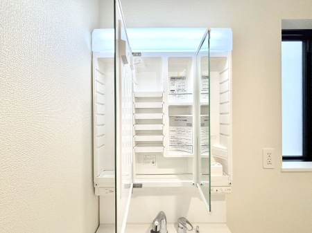 ���̑����� �O�ʋ��̗��ɁA���ϕi��q���p�i�Ȃǂ����[�\�B���ʑ����������ƕۂ��܂��I