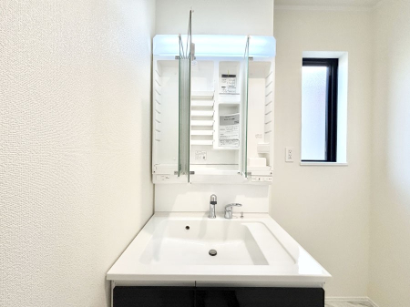 ���̑����� �O�ʋ��̗��ɁA���ϕi��q���p�i�Ȃǂ����[�\�B���ʑ����������ƕۂ��܂��I