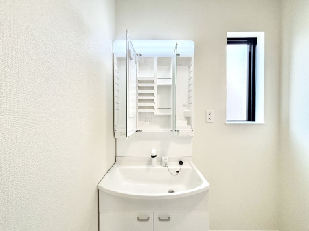 ���̑����� �O�ʋ��̗��ɁA���ϕi��q���p�i�Ȃǂ����[�\�B���ʑ����������ƕۂ��܂��I