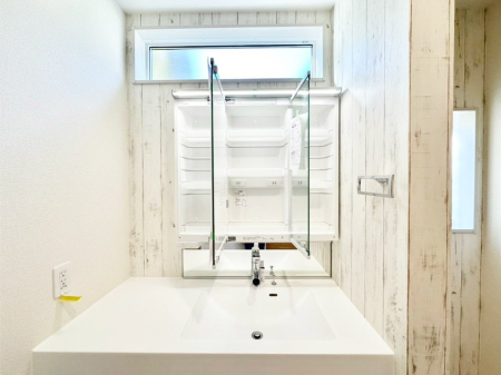 ���̑����� �O�ʋ��̗��ɁA���ϕi��q���p�i�Ȃǂ����[�\�B���ʑ����������ƕۂ��܂��I