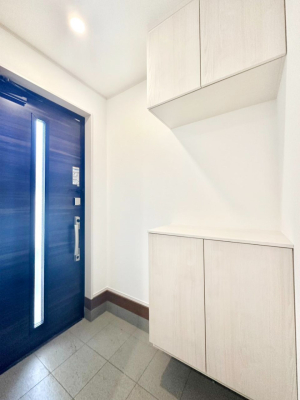 ���� �K���X�X���b�g�̓��������փh�A�������Ɍ���͂��Ă���܂��@