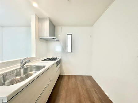 �L�b�`�� �u�₩�ȕ����ʂ蔲����L�b�`���B��������̂Ŗ��邭���C�ɂ��𗧂��܂��B�@