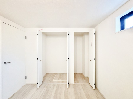 ���[ �m���̃N���[�[�b�g�B���s��������̂Ō���̈ߗނ�����������܂�܂��B