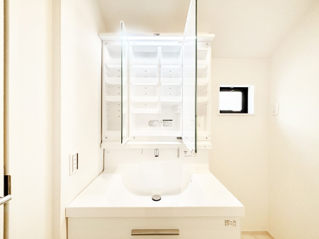 ���̑����� �O�ʋ��̗��ɁA���ϕi��q���p�i�Ȃǂ����[�\�B���ʑ����������ƕۂ��܂��I