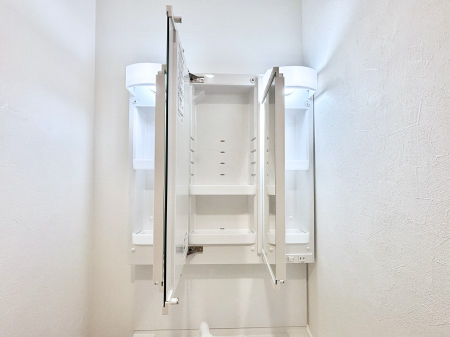 ���̑����� �O�ʋ��̗��ɁA���ϕi��q���p�i�Ȃǂ����[�\�B���ʑ����������ƕۂ��܂��I