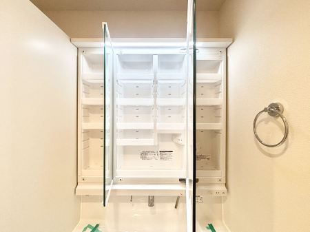 ���̑����� �O�ʋ��̗��ɁA���ϕi��q���p�i�Ȃǂ����[�\�B���ʑ����������ƕۂ��܂��I