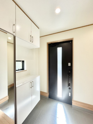 ���� �K���X�X���b�g�̓��������փh�A�������Ɍ���͂��Ă���܂��@