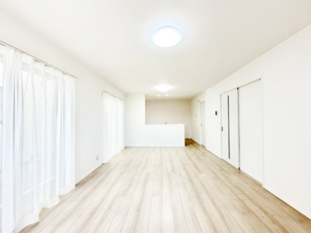 ���r���O ���R������荞�܂�A�Ƒ��c���̏ꏊ�𖾂邭���o