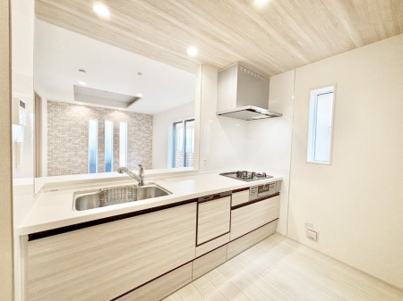 �L�b�`�� ���r���O�ŗV�Ԃ��q�l�������Ȃ��炨�������ł���ΖʃL�b�`��