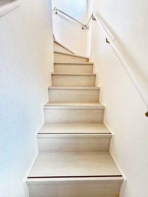 ���̑� ���Ƒ��Ԃ̃R�~���j�P�[�V�������[�܂郊�r���O�C���K�i���̗p