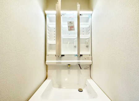 ���ʑ�E���ʏ� �O�ʋ��̗��ɁA���ϕi��q���p�i�Ȃǂ����[�\�B���ʑ����������ƕۂ��܂��I  