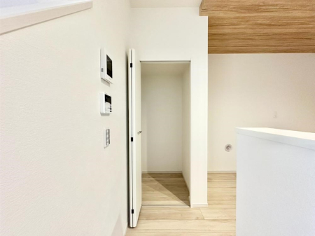 ���[ �L�b�`���ɂ̓p���g���[�I�H�ނ̃X�g�b�N�͂������A���p�i�̎��[�Ȃǎg�����͂��낢��I