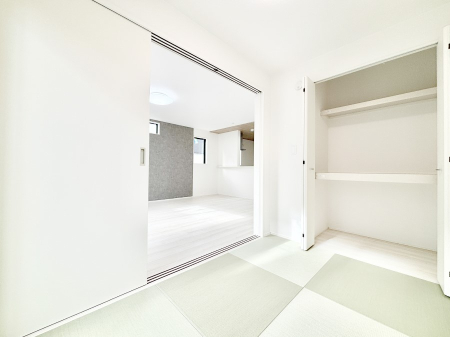 ���̑����� ���r���O�Ɨׂ荇���Ă���a�m���B�ق��ƈꑧ�ł���a�̋�Ԃ��Y�ꂸ�ɁB 