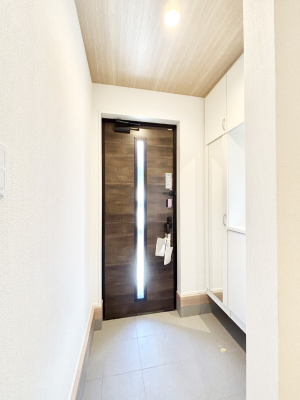 ���� �K���X�X���b�g�̓��������փh�A�������Ɍ���͂��Ă���܂�