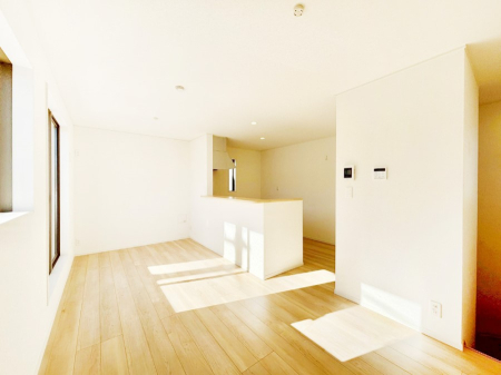 ���r���O ���R������荞�܂�A�Ƒ��c���̏ꏊ�𖾂邭���o