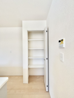 ���[ �L�b�`���̉��I�B�H�ނ̃X�g�b�N�Ȃǂ��X�b�L���u���܂��B