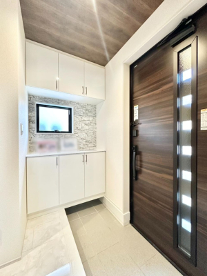 ���� �K���X�X���b�g�̓��������փh�A�������Ɍ���͂��Ă���܂�