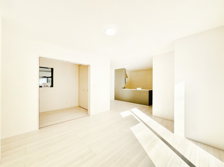 ���r���O ���R������荞�܂�A�Ƒ��c���̏ꏊ�𖾂邭���o