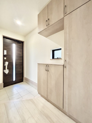 ���� �K���X�X���b�g�̓��������փh�A�������Ɍ���͂��Ă���܂�