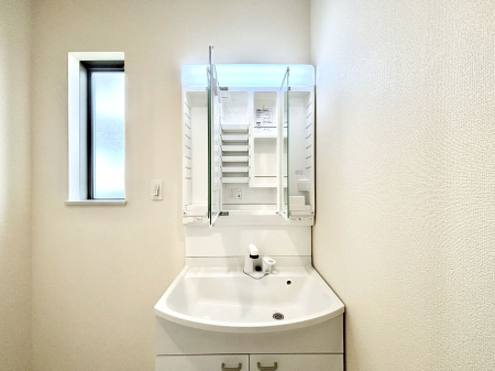 ���̑����� �O�ʋ��̗��ɁA���ϕi��q���p�i�Ȃǂ����[�\�B���ʑ����������ƕۂ��܂��I