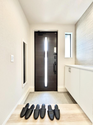 ���� �K���X�X���b�g�̓��������փh�A�������Ɍ���͂��Ă���܂��@