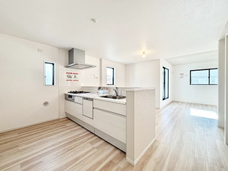 �L�b�`�� �u�₩�ȕ����ʂ蔲����L�b�`���B��������̂Ŗ��邭���C�ɂ��𗧂��܂��B�@