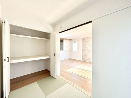 ���̑����� ���r���O�Ɨׂ荇���Ă���a���B�ق��ƈꑧ�ł���a�̋�Ԃ��Y�ꂸ�ɁB 